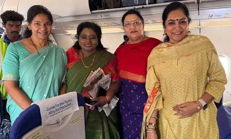 விமானத்தில் தமிழிசையுடன் கனிமொழி எம்.பி. சந்திப்பு